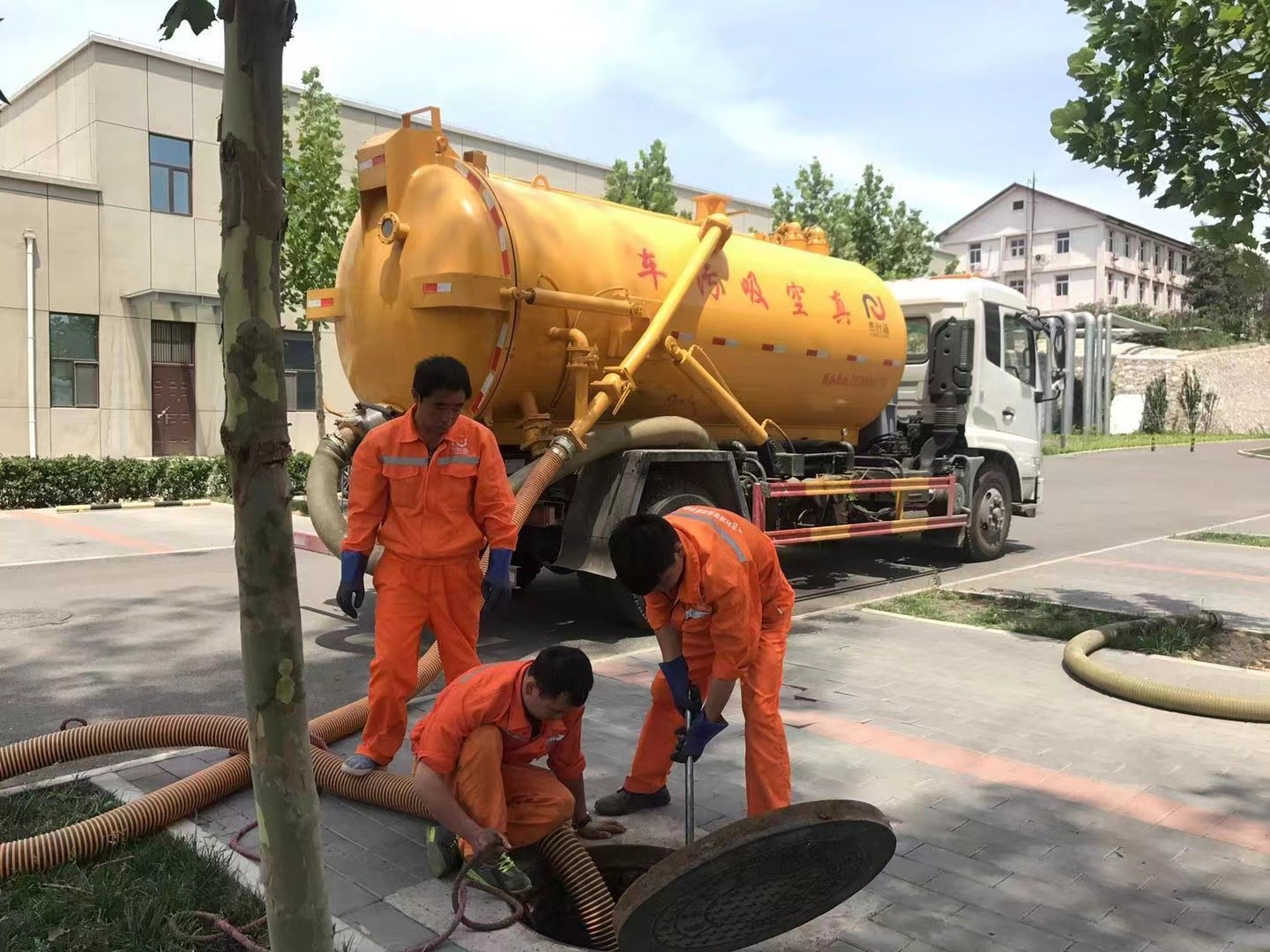 海东地管道疏通车停在窨井附近