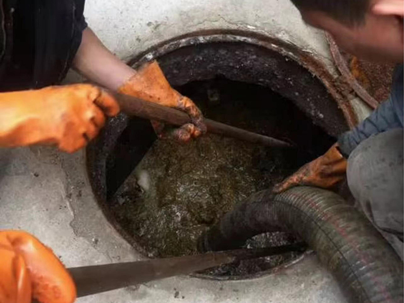 海东地清理化粪池时如何避免沼气的危害？